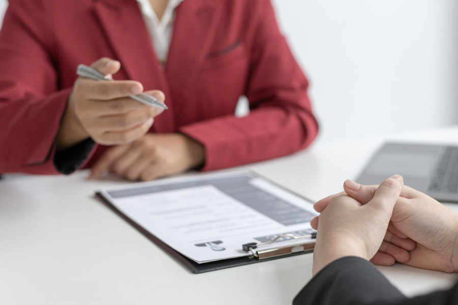 বিয়ের পর একই সঙ্গে দু’টি চাকরি করতেন ক্রিস। সংসার এবং চাকরি সামলে ব্যস্ততার মধ্যেই দিন কাটত তাঁর। এক দিন অফিস থেকে বেরিয়ে গাড়ি চালিয়ে অন্য জায়গায় যাচ্ছিলেন ক্রিস। সেই সময় একটি ফোন আসে তাঁর কাছে। জানতে পারলেন, গাড়ি দুর্ঘটনায় আহত হয়েছেন ব্র্যান্ডন। দুর্ঘটনার সাত ঘণ্টা পর সেই খবর জানতে পারেন ২৩ বছর বয়সি ক্রিস।