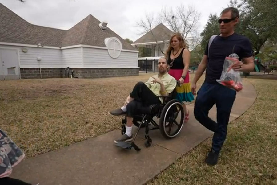 কোমা থেকে ফেরার পর ক্রিসের কাছে ব্র্যান্ডন একেবারেই অচেনা হয়ে ওঠেন। স্থানীয় এক সংবাদমাধ্যমে দেওয়া সাক্ষাৎকারে ক্রিস জানান, তাঁর তখন সংসার করার প্রবল ইচ্ছা ছিল। কিন্তু ব্র্যান্ডনের সঙ্গে সেই স্বপ্ন পূরণ করতে পারতেন না তিনি। অন্য দিকে ব্র্যান্ডনের যত্নও নিতে চাইতেন।