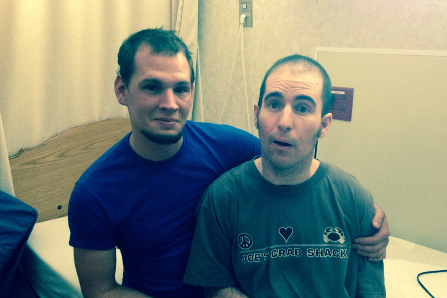 অনেক ভেবে ব্র্যান্ডনকে বিবাহবিচ্ছেদ দেন ক্রিস। অথচ প্রাক্তন স্বামীর ছায়াসঙ্গিনী ছিলেন তিনি। শরীরের যত্ন নেওয়া থেকে শুরু করে তাঁর চিকিৎসার যাবতীয় দায়িত্ব নেন ক্রিস।