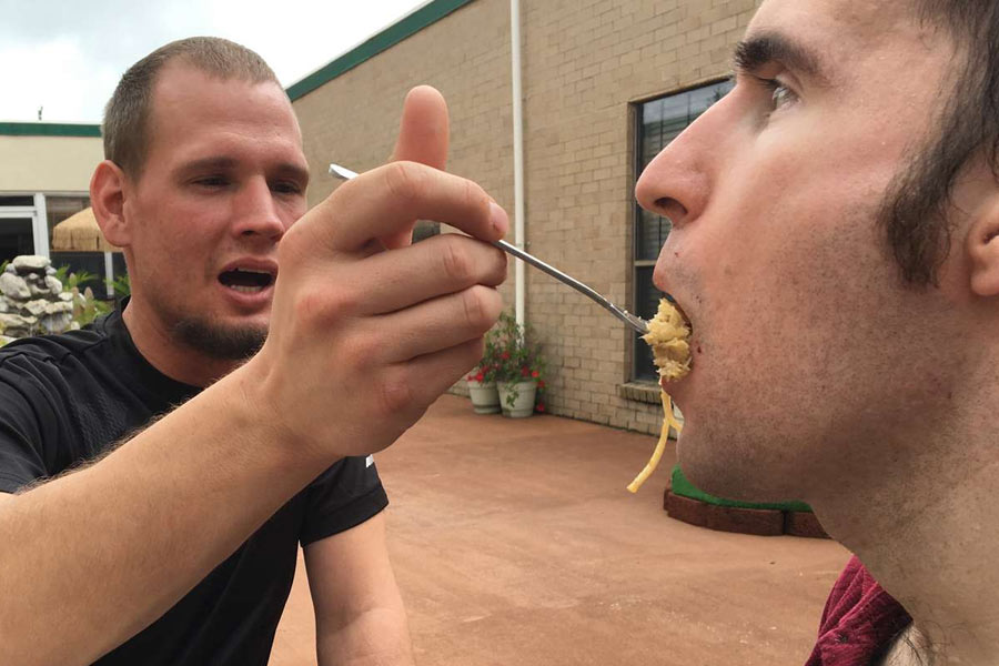 এক সাক্ষাৎকারে ক্রিস বলেন, ‘‘আমি জেমসের সঙ্গে ব্র্যান্ডনের আলাপ করিয়ে দিয়েছিলাম। প্রথম আলাপে তাঁরা এমন ভাব জমিয়ে ফেলেছিল যে, যেন দেখে মনে হচ্ছিল কত দিনের বন্ধু। জেমসকে দেখে ব্র্যান্ডন একসঙ্গে বিয়ার খাওয়ার প্রস্তাবও দিয়েছিল।’’