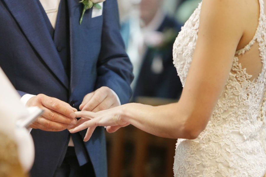 এক বছর সম্পর্কে থাকার পর ২০১৫ সালে ক্রিসকে বিয়ে করেন জেমস। জেমসের সন্তানও তাঁদের সঙ্গে থাকতে শুরু করেন। ক্রিসের পাশাপাশি ধীরে ধীরে জেমসও অভিভাবক হয়ে ওঠেন ব্র্যান্ডনের।