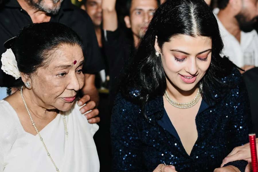 Zanai Bhosle and Asha Bhosle