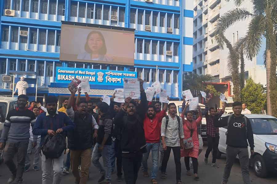 বিকাশ ভবনে বিক্ষোভ এসএফআই নেতা-কর্মীদের। বিধাননগরে।