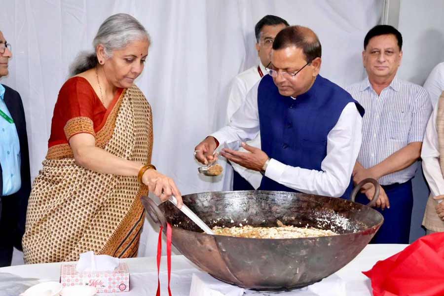 নিজের হাতে রাঁধা হালুয়া সকলকে পরিবেশন করেন নির্মলা সীতারামন।