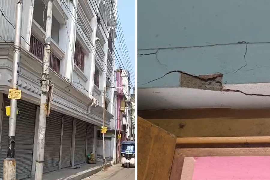 Multi storage building lean and crack in wall, feared in Hooghly dgtld