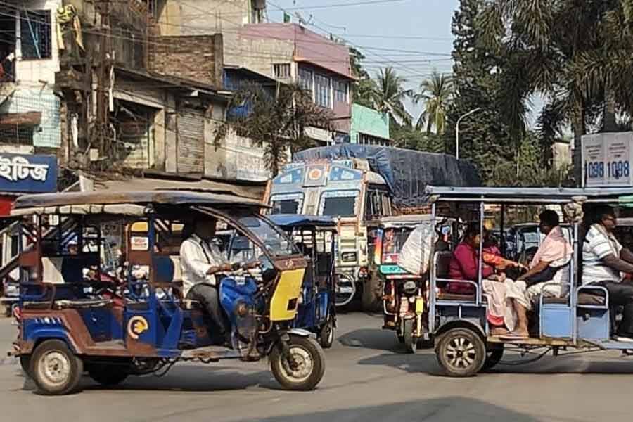 বনগাঁয় রাস্তার ‘দখল নিচ্ছে’ টোটো।