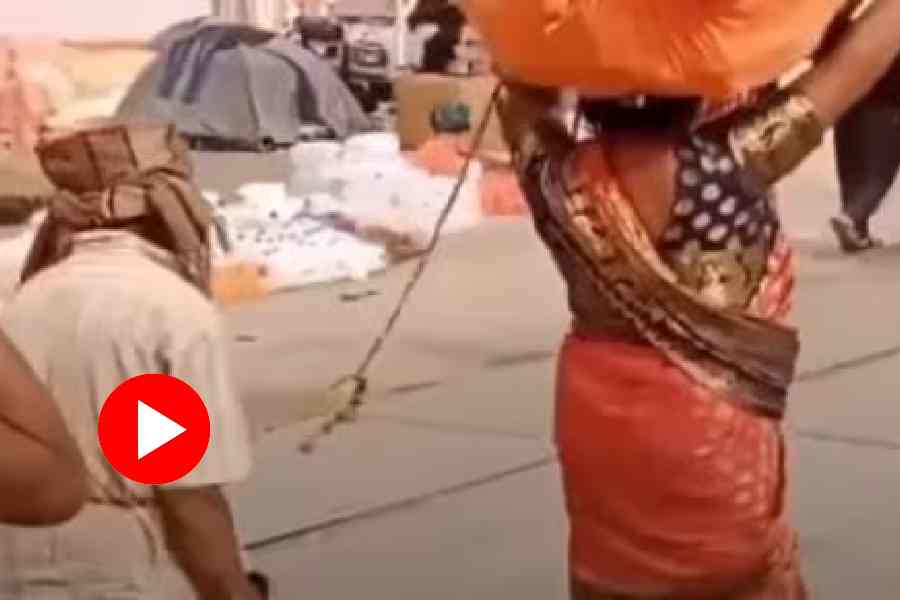 Couple ties themselves with a rope to stay together during crowded Maha Kumbh Mela, heart warming video goes viral