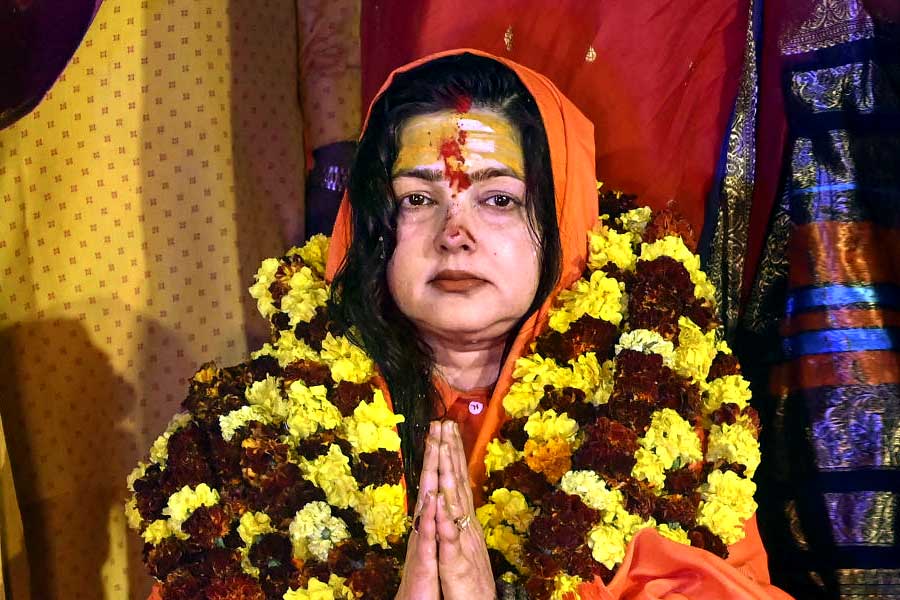 From Mamta Kulkarni to Vinod Khanna, bollywood stars who became monk after leaving film industry 