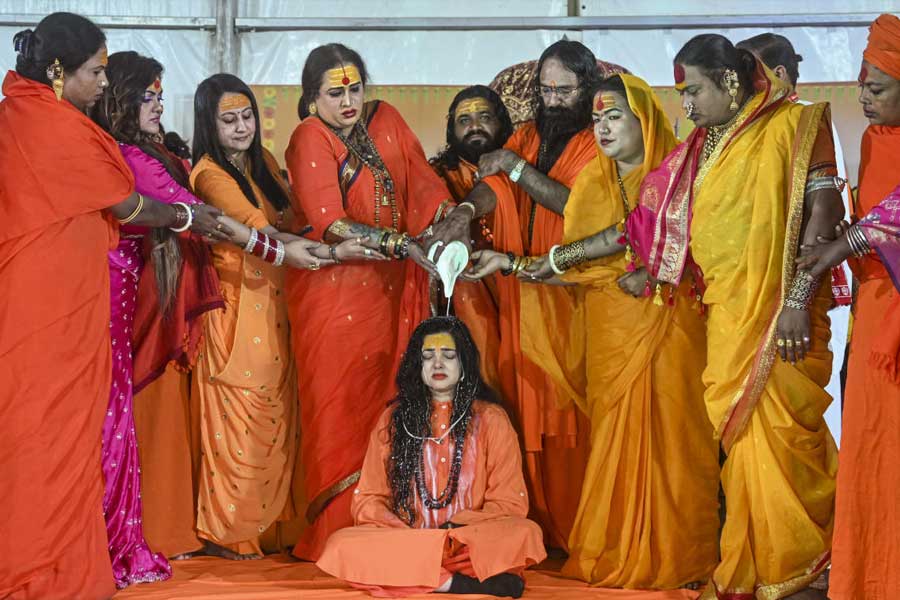 From Mamta Kulkarni to Vinod Khanna, bollywood stars who became monk after leaving film industry 