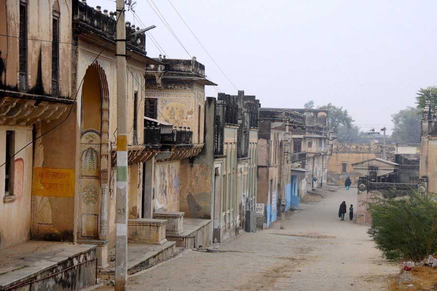 Why there is no single door in houses of Saran ka Khera village in Rajasthan dgtl