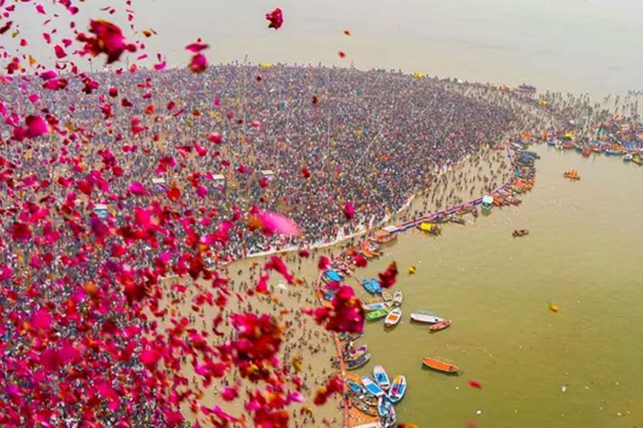 বুধবার দুপুরে ত্রিবেণী সঙ্গমে হেলিকপ্টার থেকে পুষ্পবৃষ্টি।