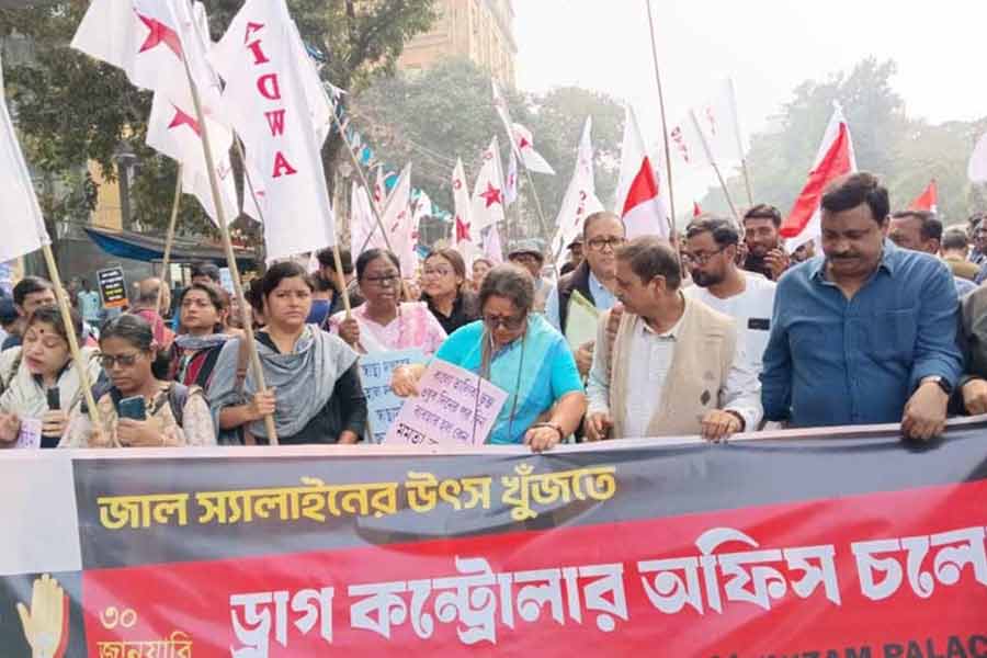 জাল ওষুধ ও স্যালাইন ব্যবহারের বিরুদ্ধে ড্রাগ কন্ট্রোল দফতরে বিক্ষোভে সিপিএমের ছাত্র, যুব ও মহিলা সংগঠন এবং বস্তি উন্নয়ন সমিতি।