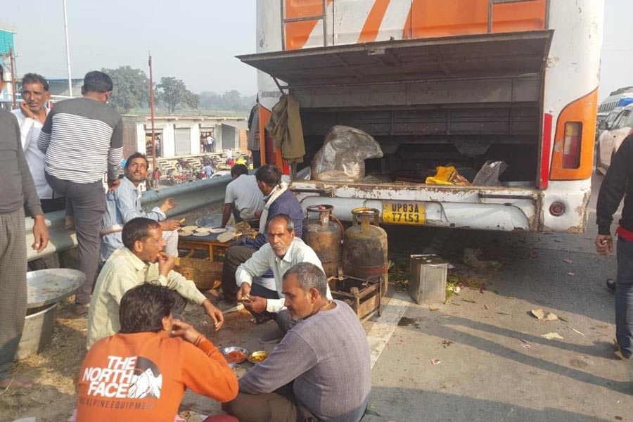 যানজটের মধ্যেই রাস্তায় রান্না ও খাওয়া চলছে।