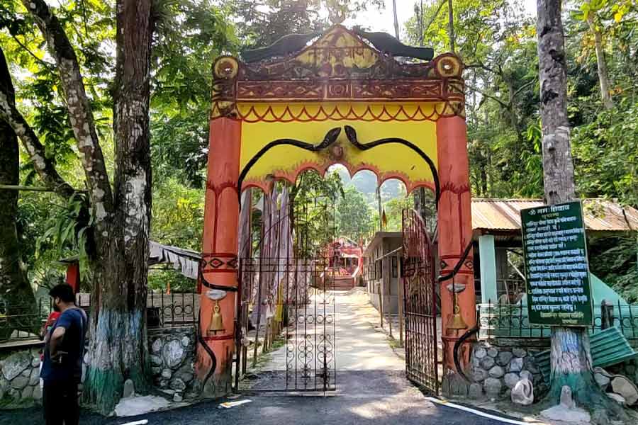 শিবখোলায় রয়েছে পুরনো শিব মন্দির।