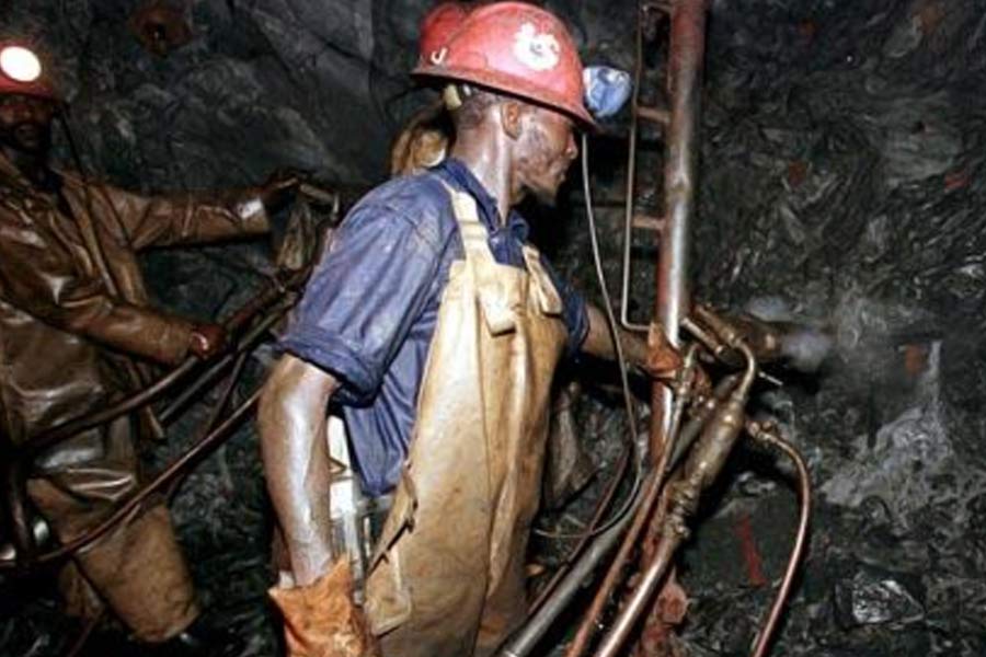 Illegal miners trapped inside abandoned gold mine in South Africa, start cannibalism to survive