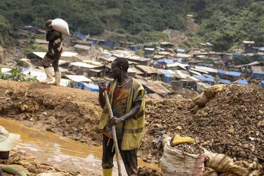 Illegal miners trapped inside abandoned gold mine in South Africa, start cannibalism to survive