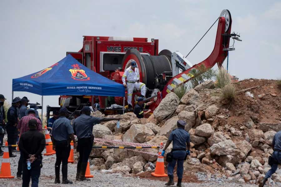 Illegal miners trapped inside abandoned gold mine in South Africa, start cannibalism to survive