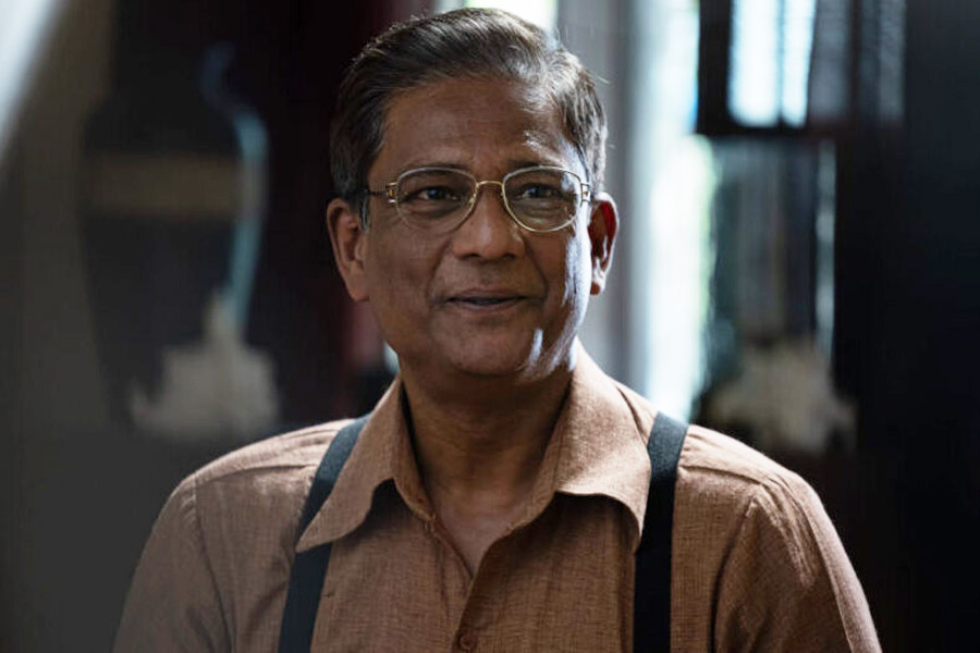 গারোড়িয়ার জীবনের অপ্রাপ্তি আর ধূর্ততার মিশেলকে একত্র করেছেন আদিল হুসেন।