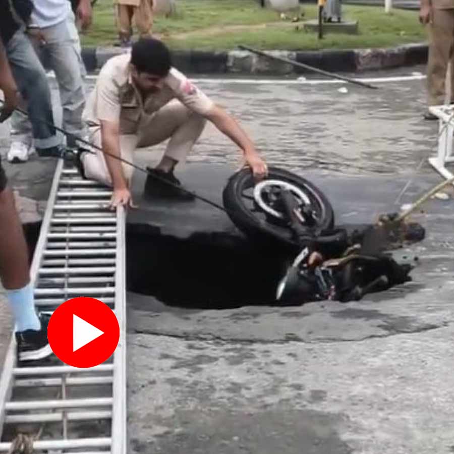 Video shows biker enter into a pit in the Chandigarh street