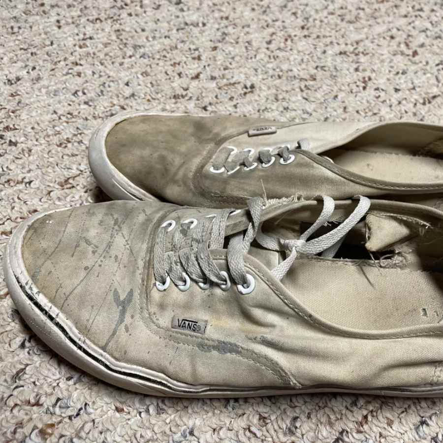 সাদা জুতোর সম্পূর্ণ ভোলবদলের আগেই ঘষামাজার কাজ শুরু করে দিতে হবে।