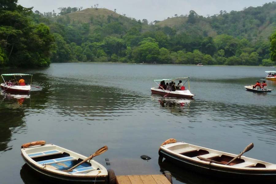 পুকোড হ্রদে নৌ বিহার করতে পারেন সঙ্গীর সঙ্গে।