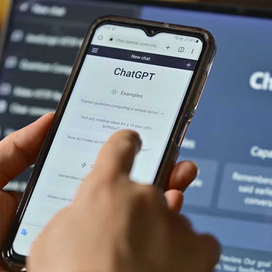 তিন-চার দিনের জন্য ঘুরতে যাওয়ার ট্র্যাভেল প্ল্যান হোক অথবা জিমে গিয়ে কী ধরনের শরীরচর্চা করলে চটজলদি মেদ ঝরতে পারে তার তালিকা— চ্যাটজিপিটির সঙ্গে কথোপকথনের উপকারিতা অস্বীকার করার নয়। কথাবার্তা চলাকালীন আবার সেই চ্যাটবক্সে ভেসে ওঠে নানা ধরনের ‘ইমোটিকন’।