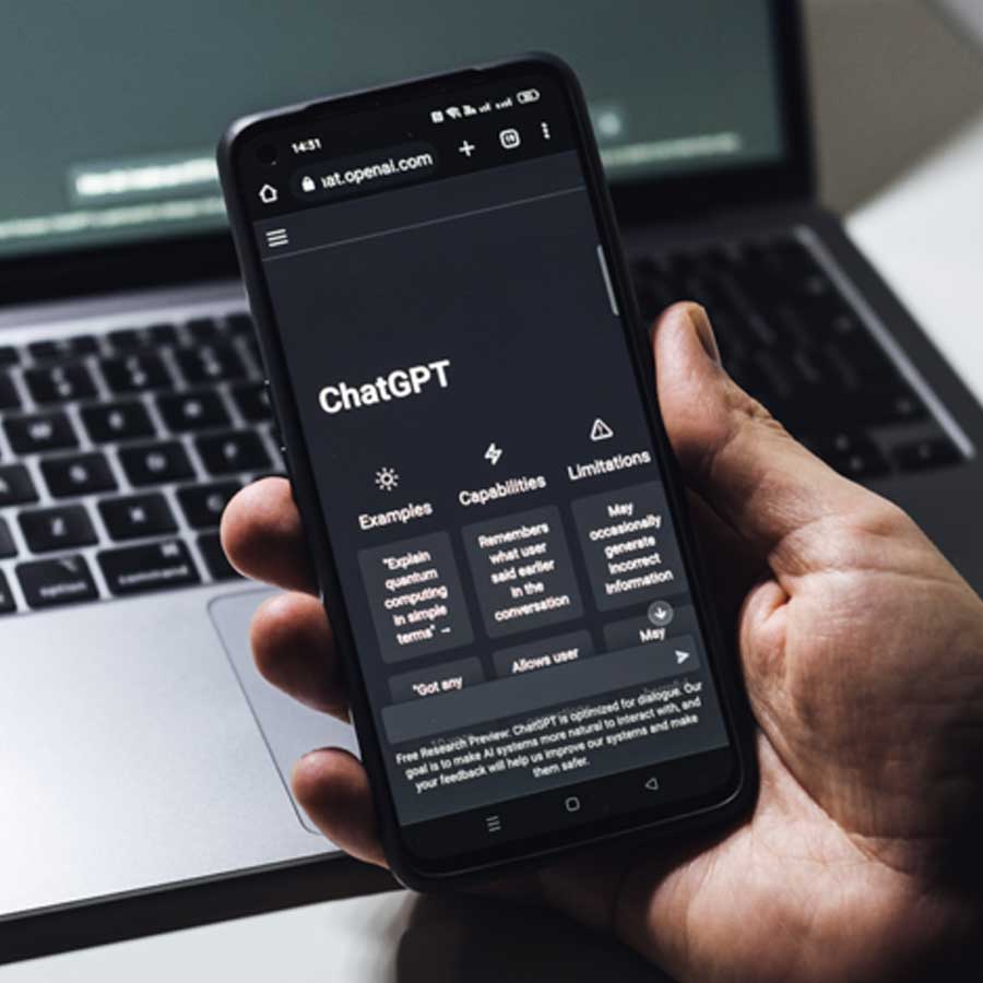 এমন কিছু প্রশ্ন রয়েছে যেগুলি চ্যাটজিপিটিকে জিজ্ঞাসা করার অর্থই সমূহ বিপদের আশঙ্কা। সেই প্রশ্নগুলি এড়িয়ে গেলে বিপদ থেকেও দূরে থাকা যায়। চ্যাটজিপিটির অ্যালগরিদম কী অথবা তার ডেটাসেটে কী কী রয়েছে— এমন প্রশ্ন করলে তার উত্তর দেবে না চ্যাটজিপিটি।