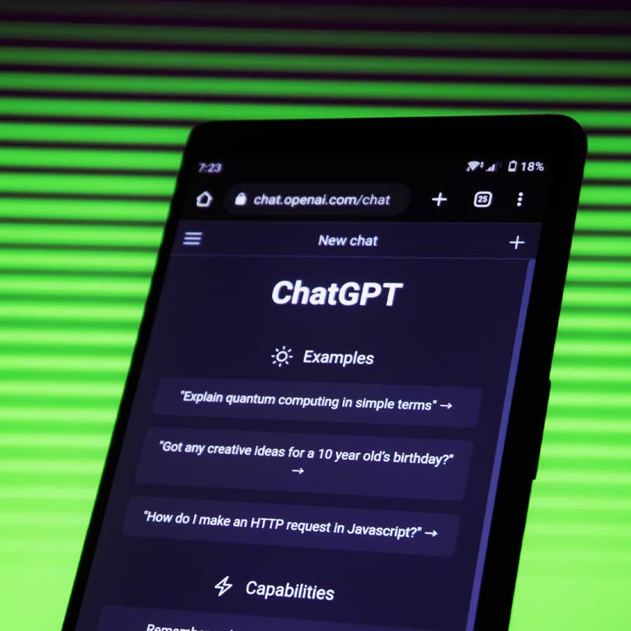 কোয়ান্টাম ক্রিপ্টোগ্রাফির কোডিং কী ভাবে লেখা হয় বা এমন কোনও জটিল প্রযুক্তিগত বিষয়ে বিশদ জানতে গেলে চ্যাটজিপিটির থেকে উত্তর পাওয়া যায় না। সে হয়তো উল্লেখ্য বিষয়ের ধারণা দিতে পারে। কিন্তু তার উপর সম্পূর্ণ নির্ভর করা উচিত নয়। এই বিষয়ে বিশেষজ্ঞদের মতামত নেওয়াই ভরসাযোগ্য।