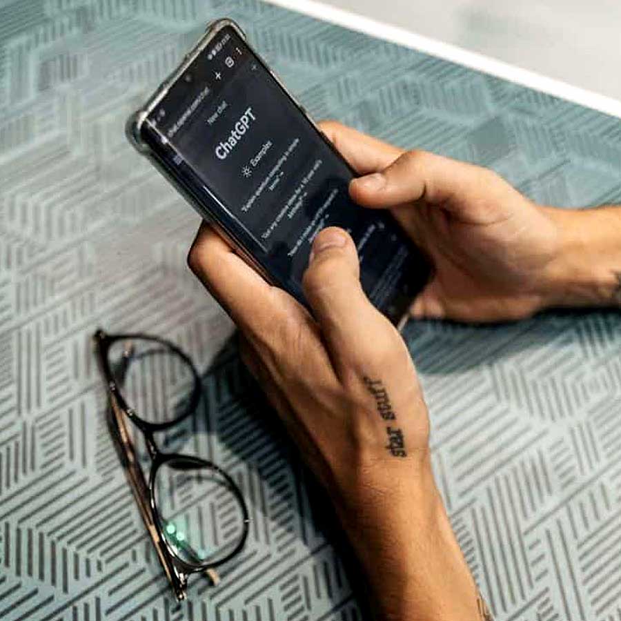 ক্ষতিকর চিন্তাভাবনা পোষণ করে না চ্যাটজিপিটি। তাই এই ধরনের কোনও পরামর্শ চাইলে সাহায্যের হাত বাড়িয়ে দেবে না সে। কেউ যদি অন্যের ক্ষতি করার উপায় জানতে চান, তা হলে তাঁকে সেই উত্তর দেবে না চ্যাটজিপিটি।