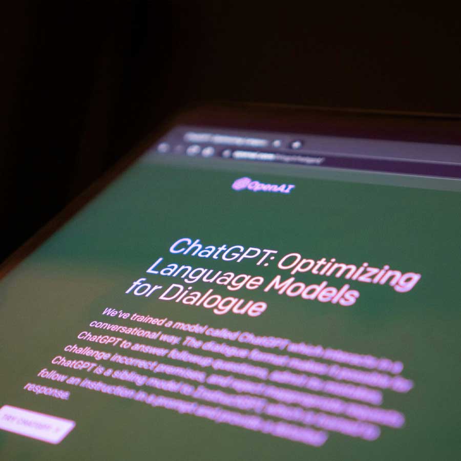 ২০৩০ সালে শেয়ার বাজারের ওঠাপড়া কেমন হতে পারে— এই ধরনের অনাগত ঘটনার ভবিষ্যদ্বাণী চ্যাটজিপিটির কাছ থেকে পাওয়া যাবে না।