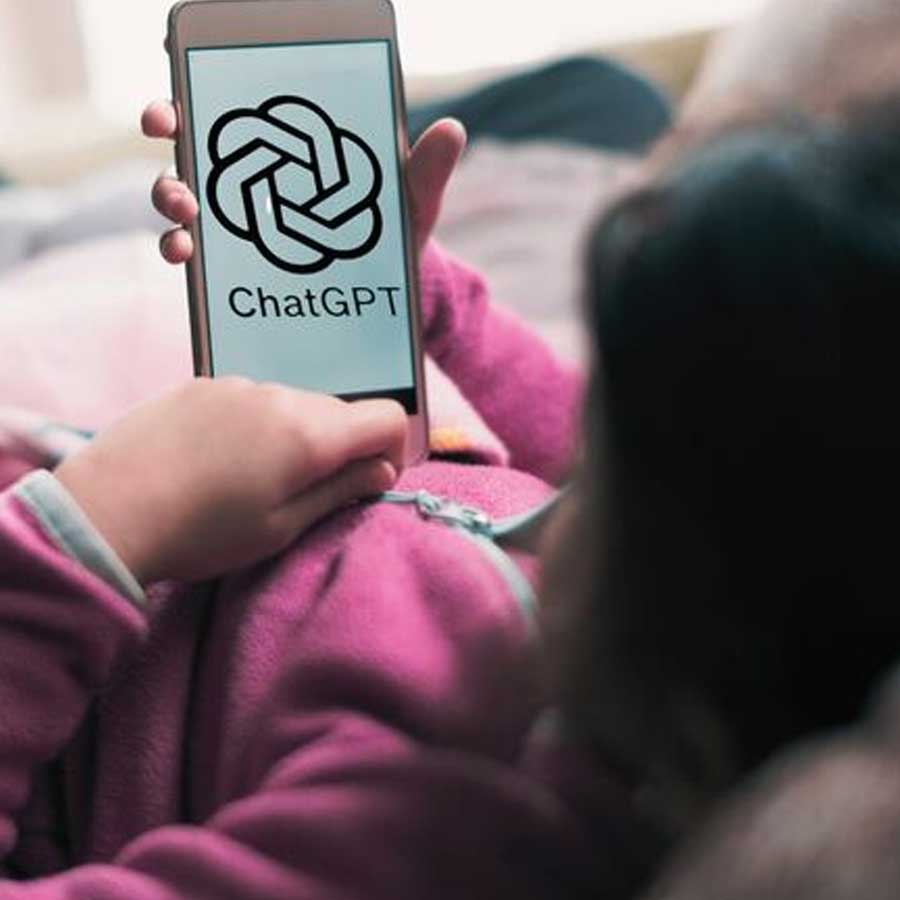 উন্নততর যন্ত্রনির্ভর প্রযুক্তি হলেও চ্যাটজিপিটি শেষ পর্যন্ত মানববুদ্ধি দ্বারা পরিচালিত। যে সব প্রশ্নের উত্তর খুঁজতে গুগ্‌ল সার্চ ইঞ্জিনের সাহায্য নিতে হয়, সে সব প্রশ্নের উত্তর চটজলদি দিতে পারে চ্যাটজিপিটি। হাতের মুঠোয় জটিল প্রশ্নের সহজ উত্তর পেয়ে যাওয়ার নেশায় চ্যাটজিপিটির সঙ্গেই কথা বলতে থাকেন অনেকে। 