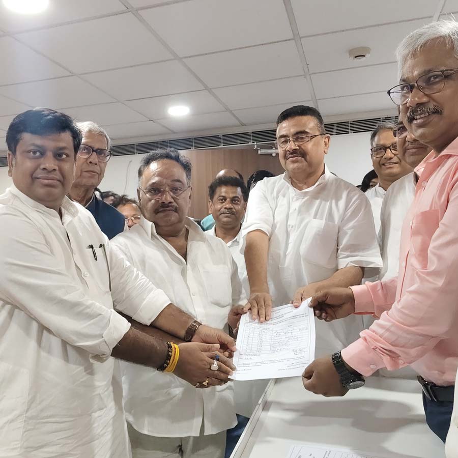 বুধবার দুপুরে সল্টলেকে বিজেপির দফতরে মনোনয়ন জমা দিলেন শমীক ভট্টাচার্য। সঙ্গে রয়েছেন সুকান্ত মজুমদার এবং শুভেন্দু অধিকারীও।