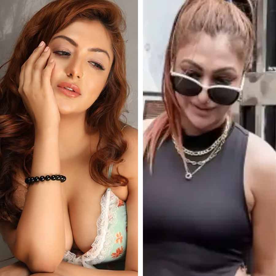 Khushi Mukherjee Recites hanuman Chalisa justifying wearing bold outfits on the streets