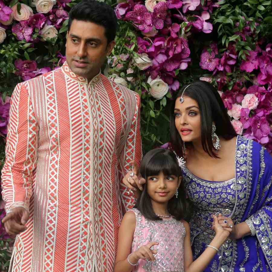 অভিষেক এবং ঐশ্বর্যা রাই বচ্চনের দাম্পত্যের সমস্যা নিয়ে বিগত এক বছর ধরে নানা গুজব রটেছে বিভিন্ন মহলে।