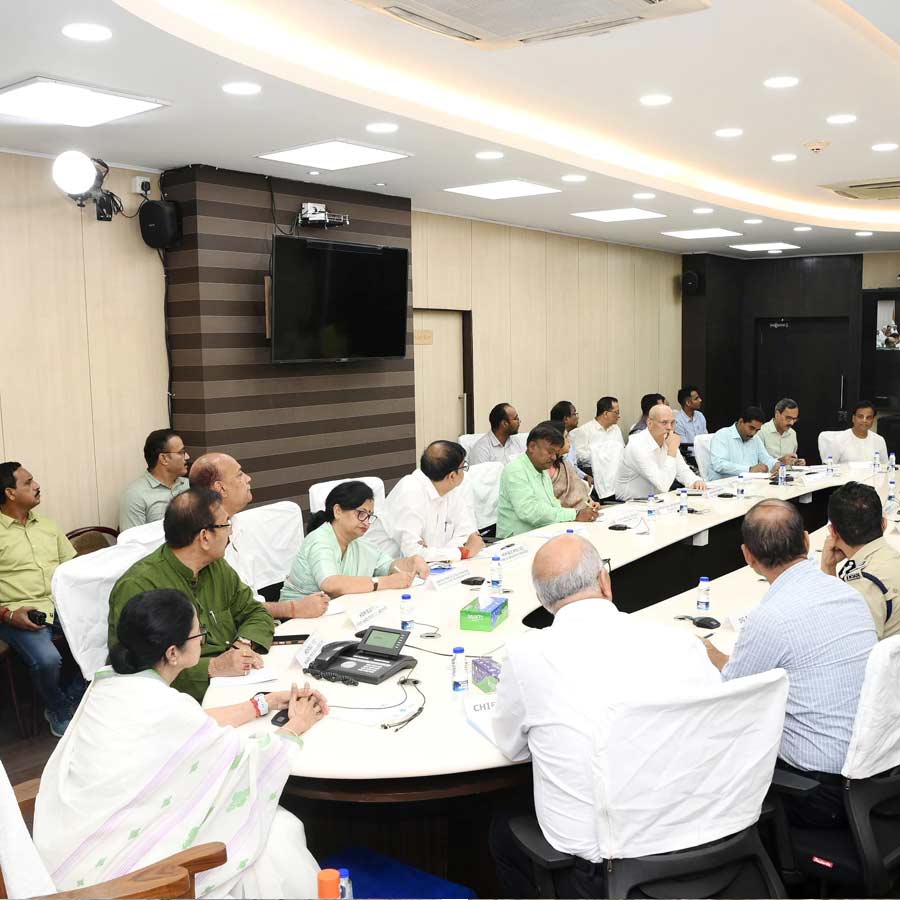 নবান্নে শীর্ষকর্তাদের সঙ্গে বৈঠকে মুখ্যমন্ত্রী মমতা বন্দ্যোপাধ্যায়। বুধবার।