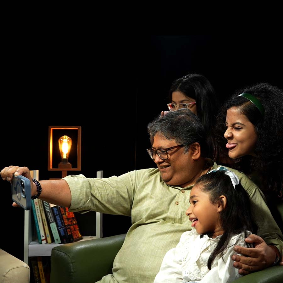 Director Aniruddha Roy Chowdhury chats with artists of movie Dear Maa dgtl