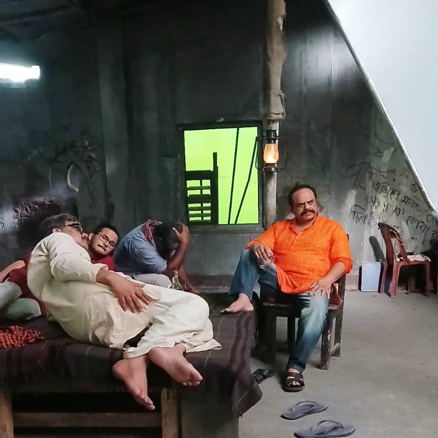 সেটে নীল মুখোপাধ্যায়, ঋতব্রত মুখোপাধ্যায়, রজতাভ দত্ত।