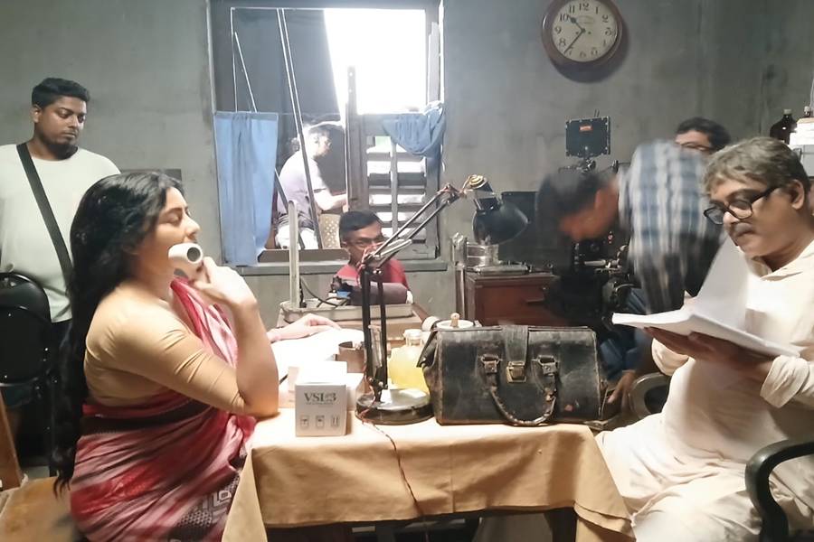 মুখোমুখি গার্গী, নীল।