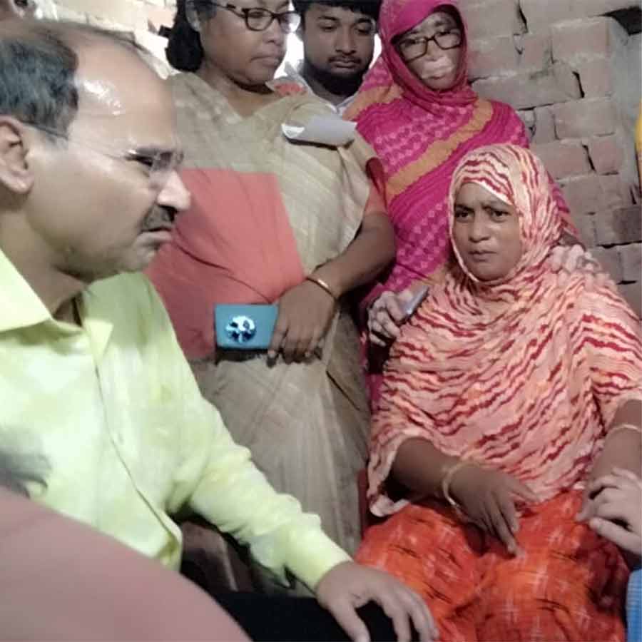 নিহত তামান্নার বাড়িতে কংগ্রেস নেতা অধীর চৌধুরী।