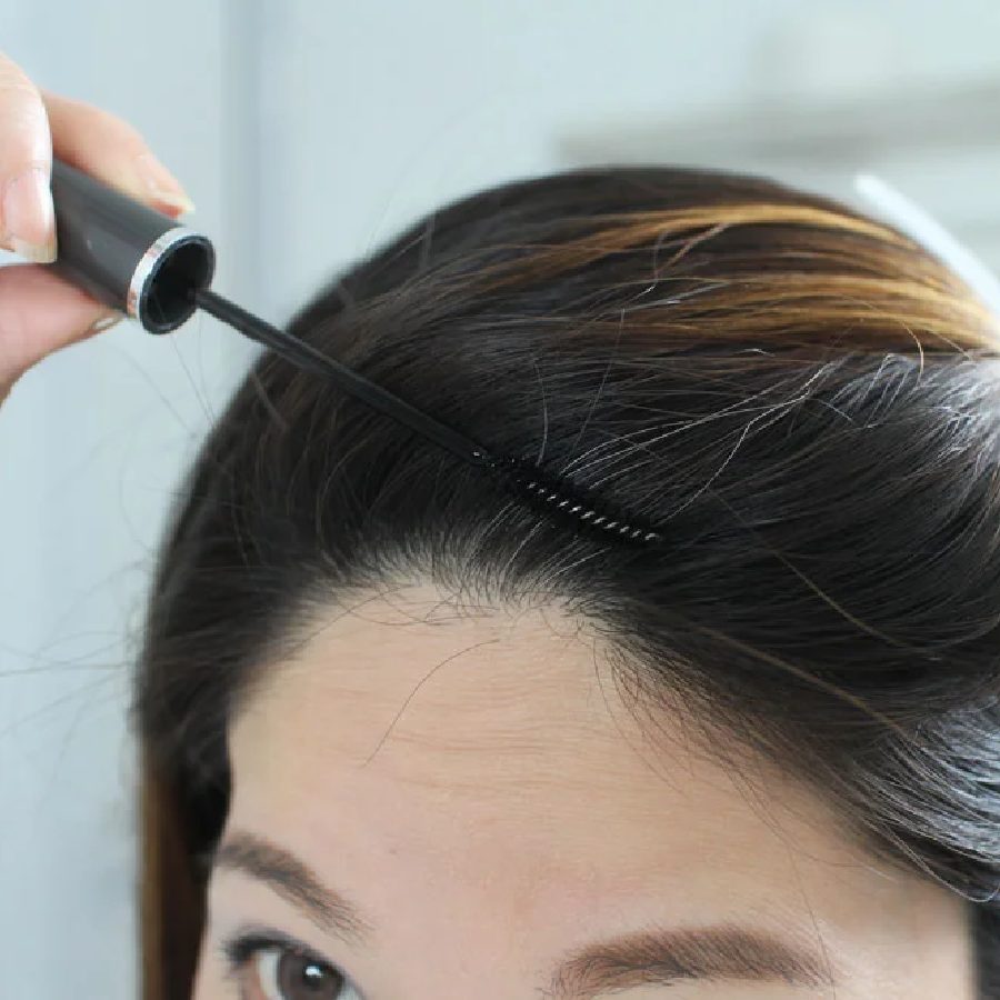 ঝটপট পাকা চুল কালো করতে হলে মাস্কারার ব্রাশটি সরাসরি বুলিয়ে দিতে হবে জায়গা মতো। 