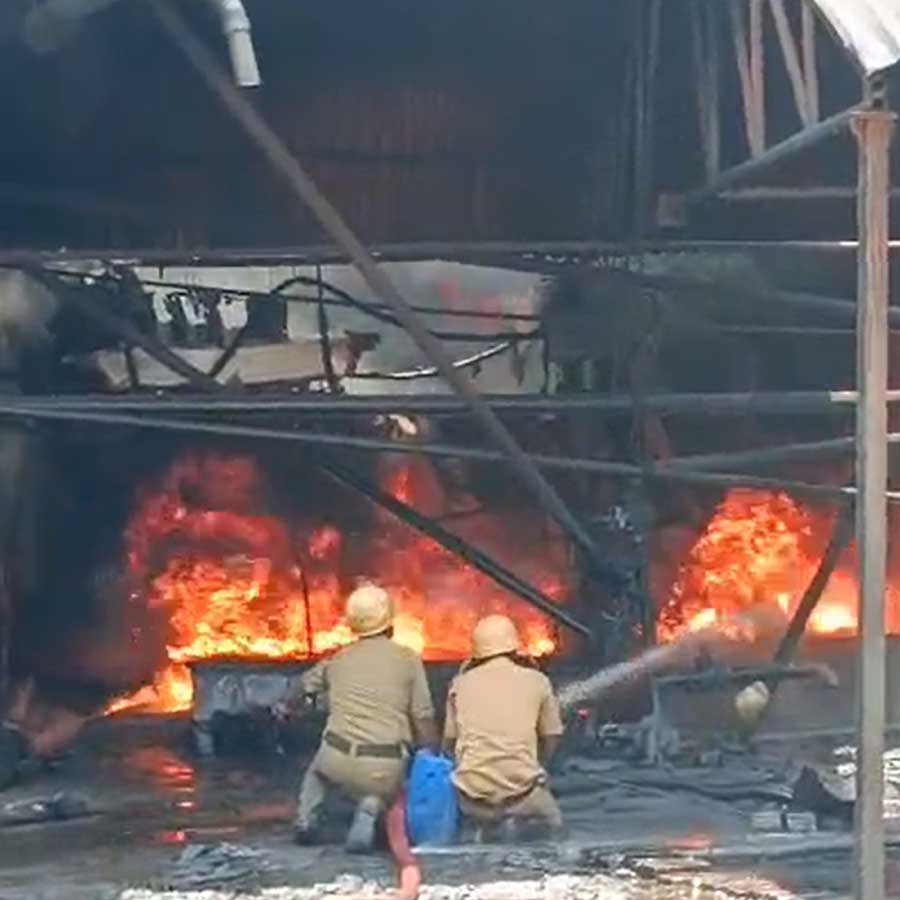 Fire broke out of from a pitch making factory in Alampur area of Howrah dgtld