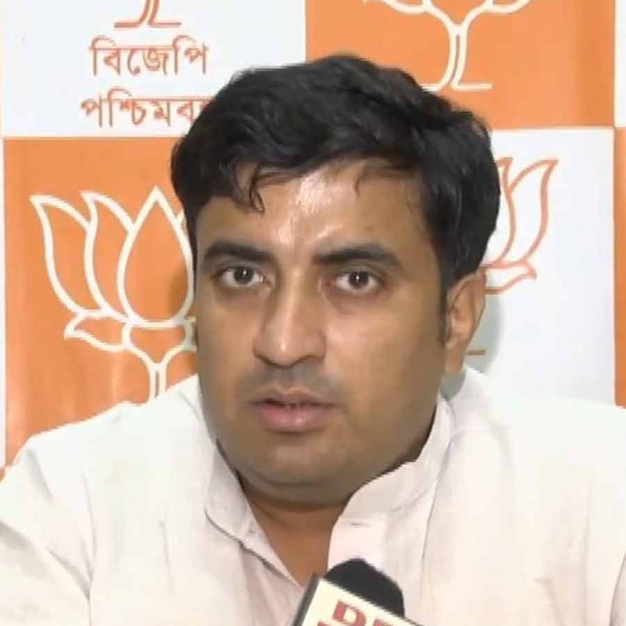 BJP leader Tamoghna Ghosh falls ill at Samik Bhattacharya's reception dgtl