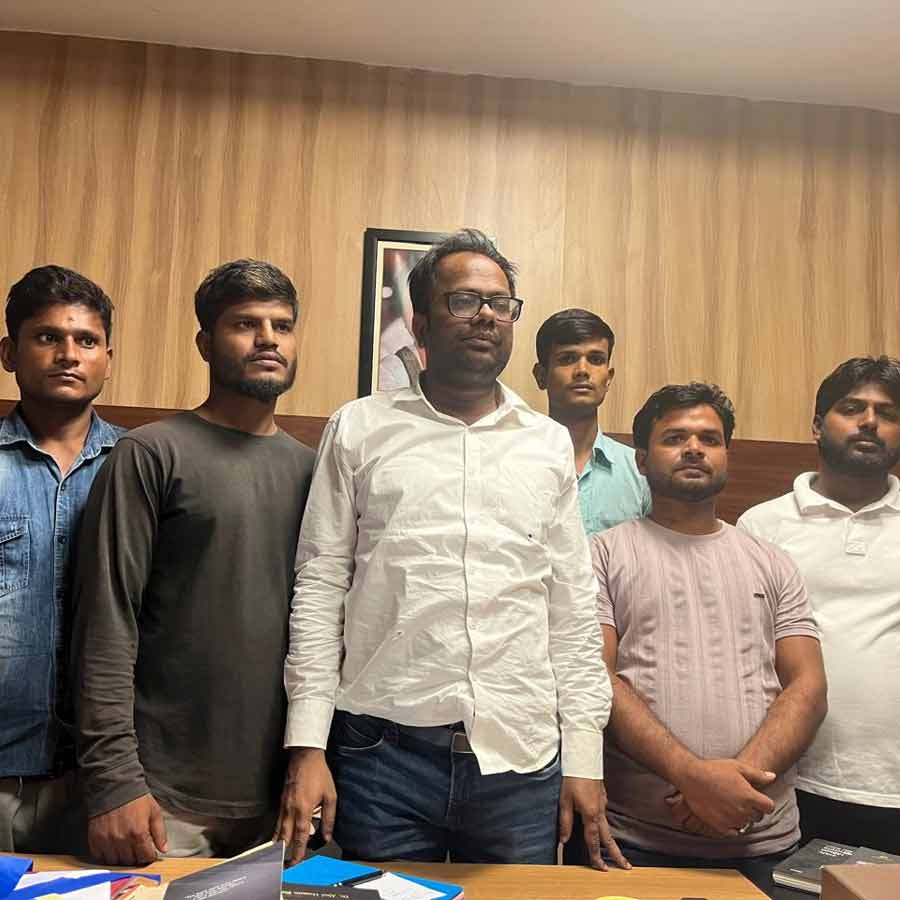 বৃহস্পতিবার পশ্চিমবঙ্গ পরিযায়ী শ্রমিক কল্যাণ পর্ষদের সভাপতি সামিরুল ইসলামের সঙ্গে বৈঠক করেন রাজ্যে ফিরে আসা শ্রমিক-প্রতিনিধিরা।