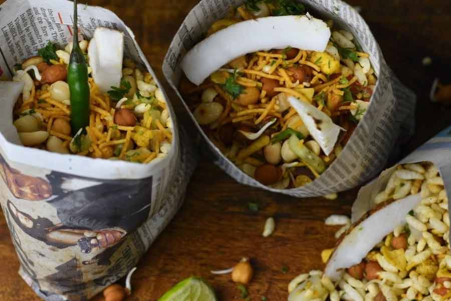 ঝালমুড়ি থাক স্বাস্থ্যকর রাস্তার খাবারের তালিকায়।