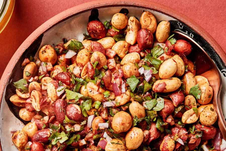 সন্ধ্যার মুখে চপ, তেলেভাজায় মন না দিয়ে বাদাম বা ছোলামাখা হতে পারে বিকল্প খাবার।