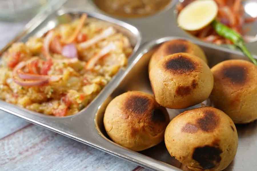 ছাতু দিয়ে তৈরি লিট্টিও স্বাস্থ্যকর খাবারের তালিকাতেই পড়ে।