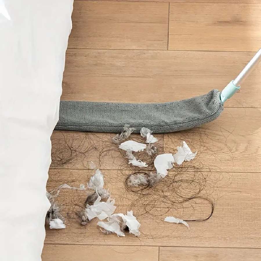 একই স্থানে দীর্ঘ দিন ধরে ভারী আসবাব রাখা থাকলে নীচে ধু্লো জমে যায়।