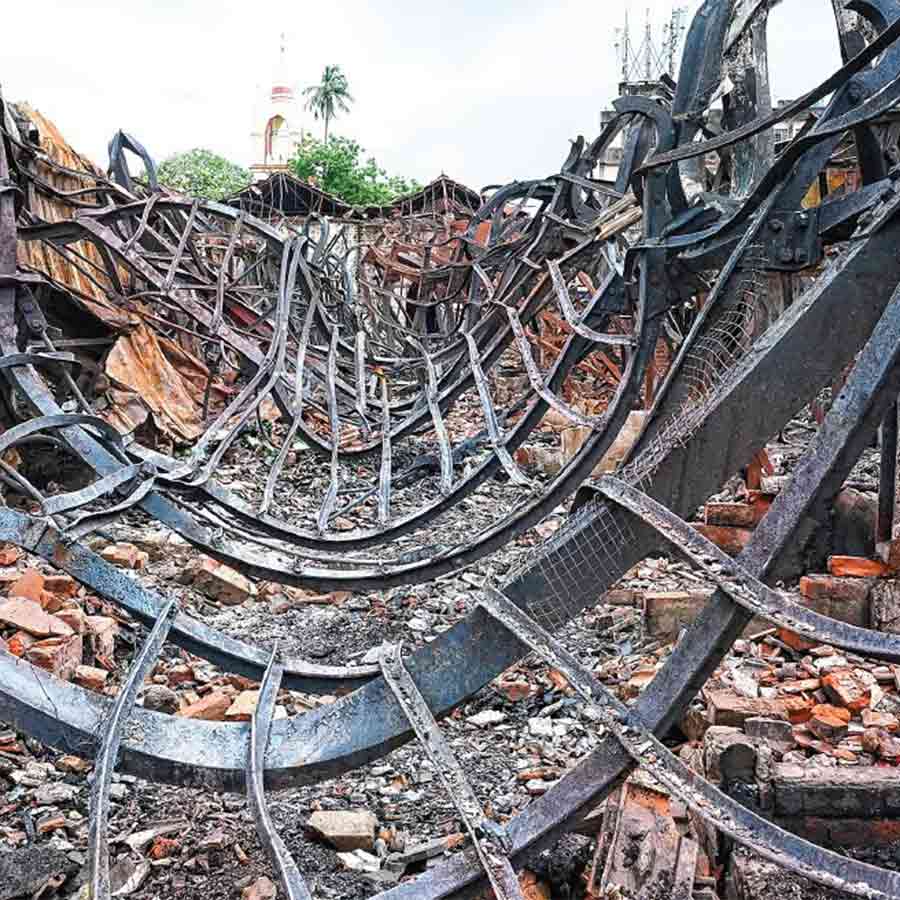 Garbage piles up in Kidderpore's burnt market, fear of spreading dengue