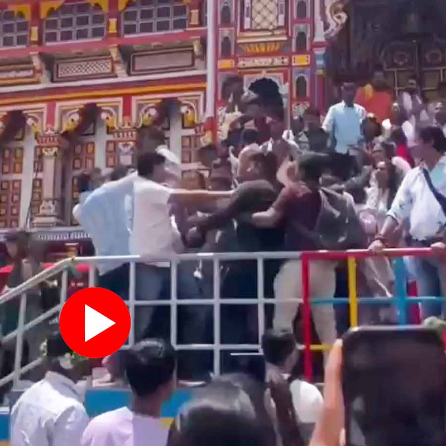 Video of brawl between devotees for clicking pictures at the gate of Badrinath temple went viral dgtl