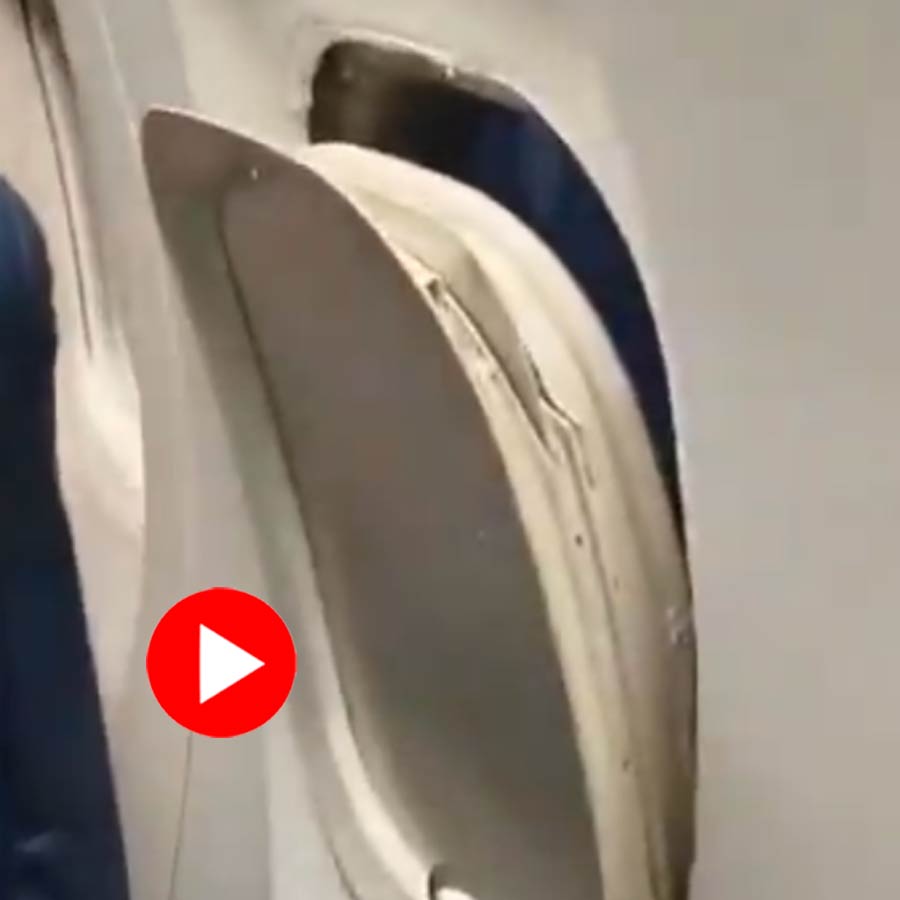 Video of Goa-Pune Spicejet flight window frame came loose mid air goes viral dgtl